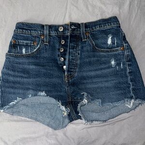 Levi's Jean micro shorts size 26. 💙
